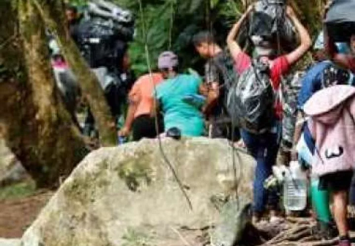 Los migrantes que pasan por la peligrosa selva de Darién son objeto de robo y amenazados por grupos criminales. 