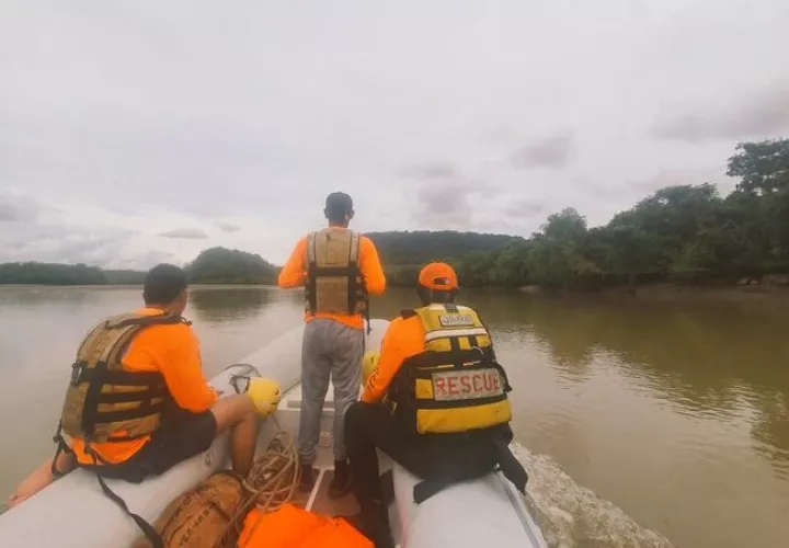 Personal de Sinaproc recorre el río en busca del ciudadano.