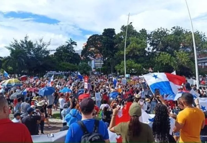 Muchos de los asistienten iban vestidos de negro en señal de luto.