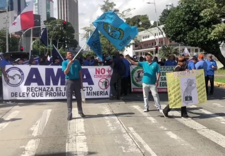 Los docentes de la ciudad capital se mantienen protestando en vía España.