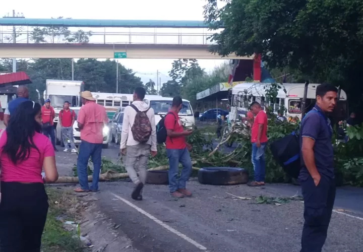 Cierre de vía en Cativá, Colón.