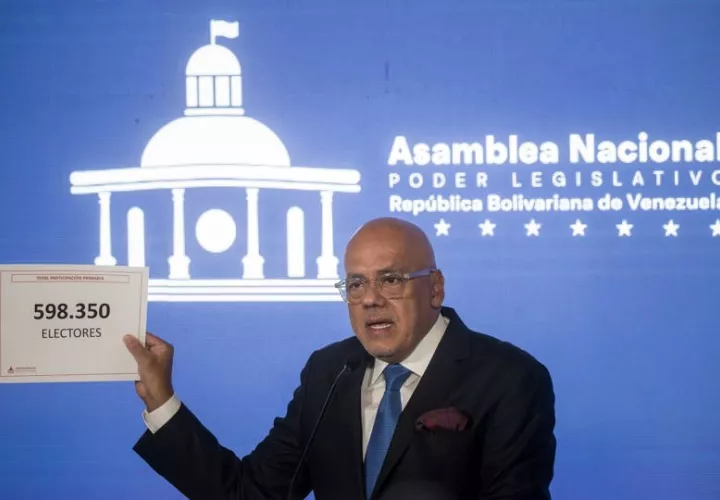 El presidente de la Asamblea Nacional, Jorge Rodriguez, ofrece declaraciones a periodistas desde el Salón Miranda del Palacio Federal Legislativo, en Caracas (Venezuela). EFE