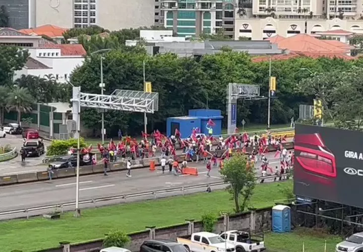 Protesta en las calles contra proyecto minero.