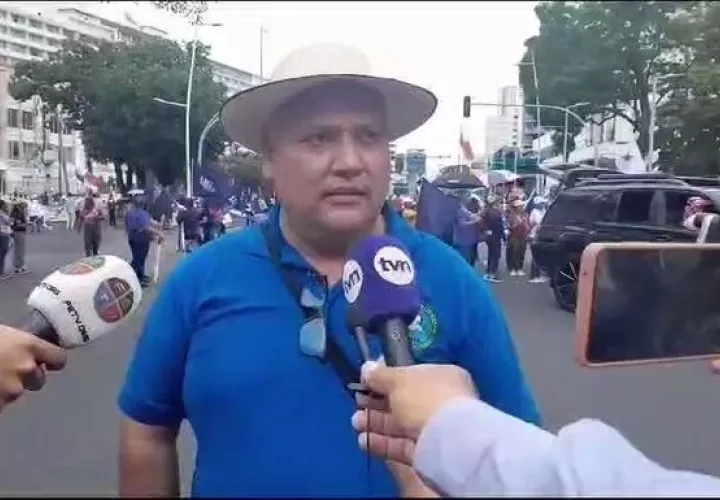Dirigente magisterial habla a la prensa nacional.