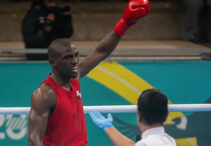 Eduardo Beckford levanta su brazo izquierdo luego de vencer a su rival. Foto: COP