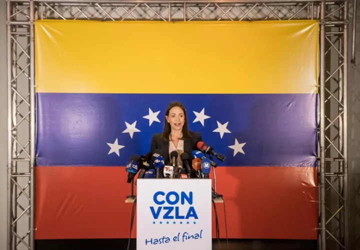 La exdiputada María Corina Machado, ofrece declaraciones a periodistas ayer, en Caracas (Venezuela). EFE