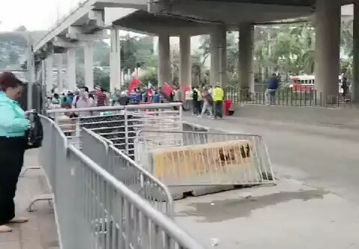 Los cierres permanecen en la ciudad capital e interior de la República.