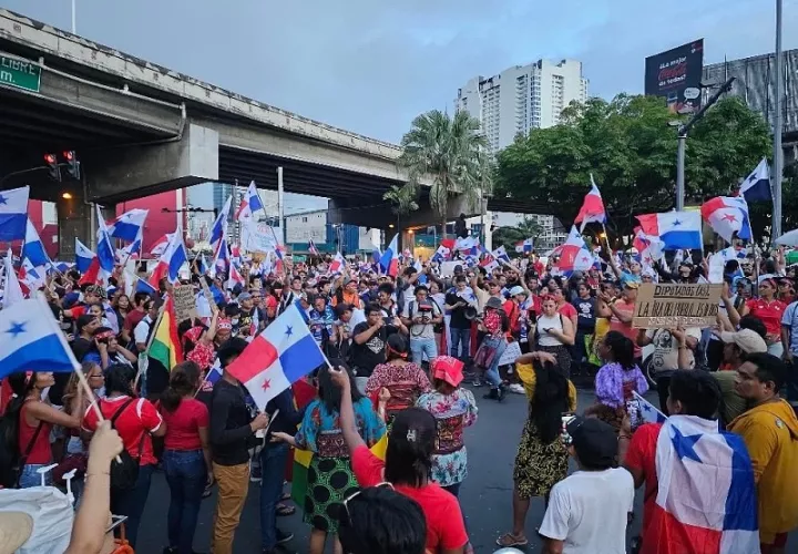 La protesta inició de forma pacífica.