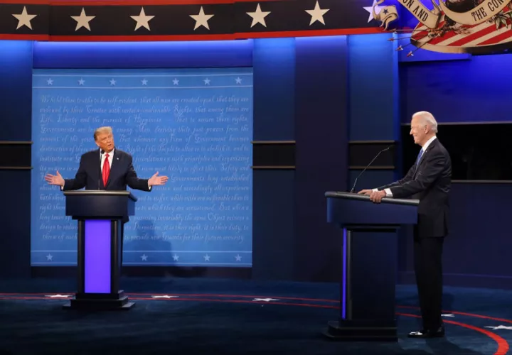 Fotografía de archivo del 22 de octubre de 2020 donde aparece el entonces presidente estadounidense Donald J. Trump (izq.) y el entonces candidato demócrata y actual presidente, Joe Biden, durante un debate en Nashville, Tennessee (EE.UU.).