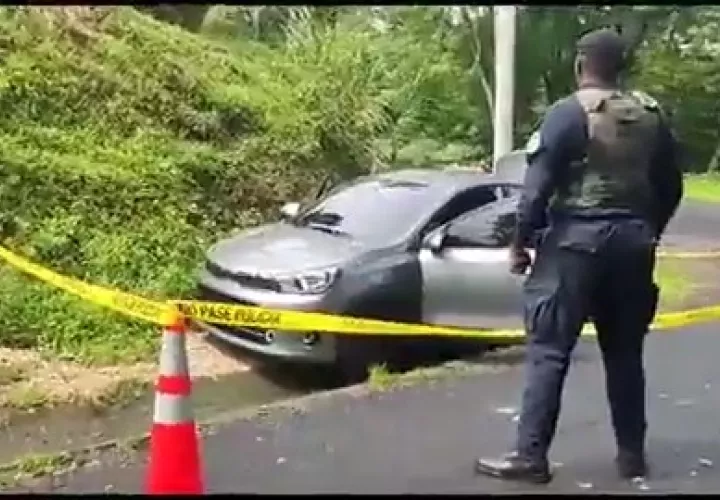 Policía Nacional recupera auto abandonado, presuntamente, usado por los sicarios.