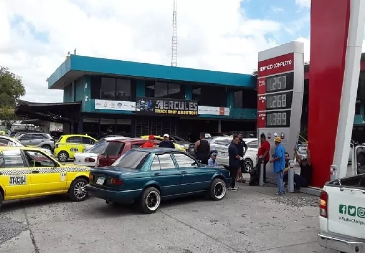 Largas filas en busca de combustible.