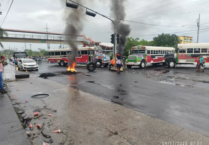 Los colonenses mantienen las protestas contra el contrato minero 