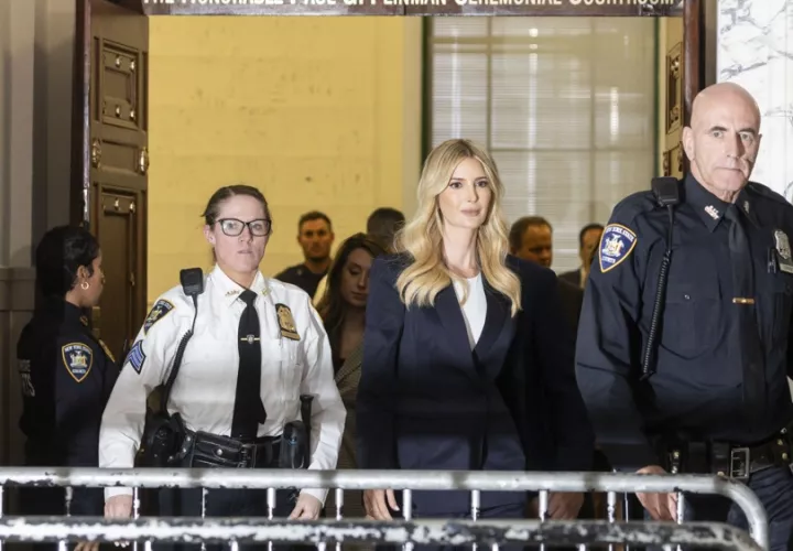 Ivanka Trump (C), hija del ex presidente estadounidense Donald J. Trump, sale de la sala del tribunal durante un descanso de su comparecencia como testigo en el juicio por fraude civil que se está llevando a cabo en la Corte Suprema de Nueva York. EFE
