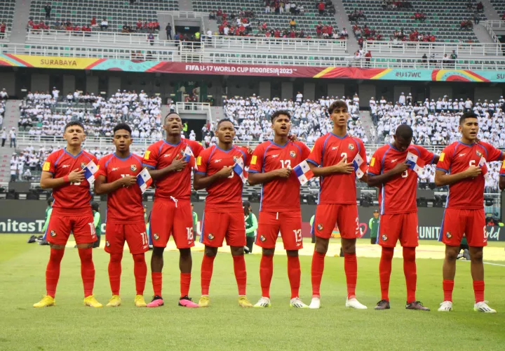 Los jugadores de la Sub-17 durante el canto del himno. / Foto: Fepafut