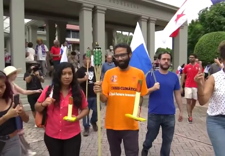 Miembros del Movimiento Panamá Vale Más sin Minería, Sal de las Redes y Ya es Ya.