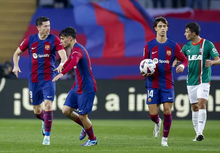 Lewandowski (i) celebra con su compañero Pedri (2i). Foto: EFE