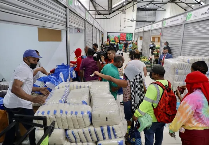 Los consumidores adquirieron 4 paquetes de 5 libras, es decir, 20 libras a 5.00 balboas en total.