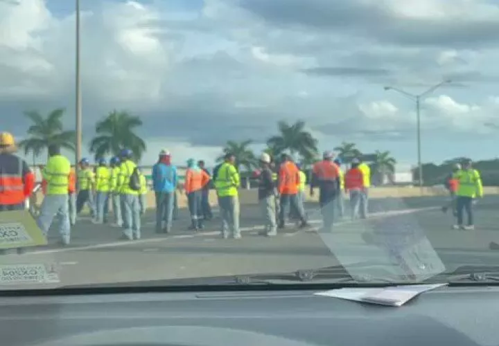 Miembros del Suntracs realizan cierre en La Chorerra.