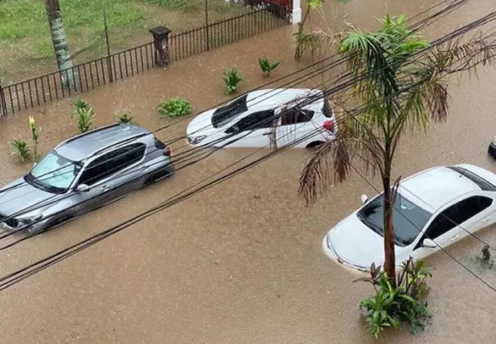 Varias vías se inundaron.