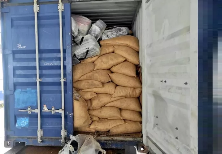 Los 646 paquetes de droga fueron ubicados 18 maletas dentro de un contenedor.