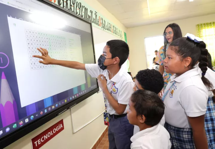 La ministra de Educación indicó  se deben cumplir los términos de los contenidos, pese a saber que se han perdido más de 13 días hábiles.