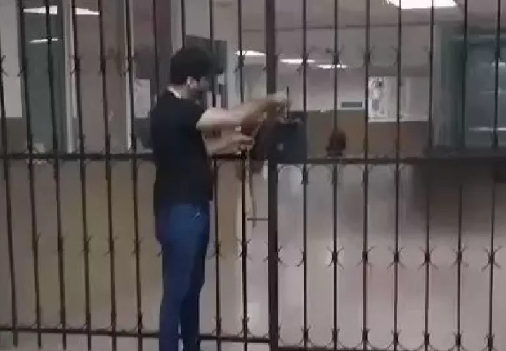 Proceden a cerrar puerta en la facultad.