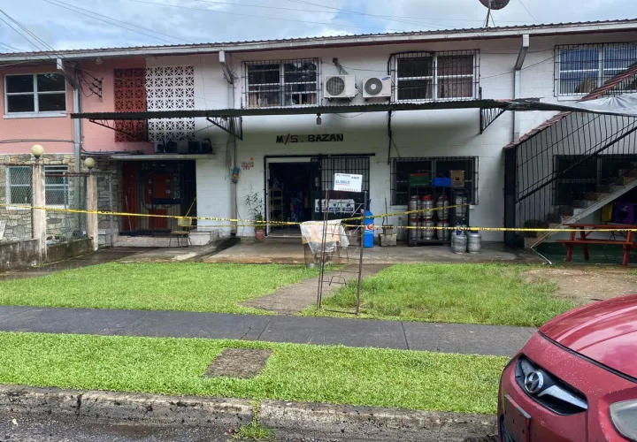 Fachada del minisúper Bazán.