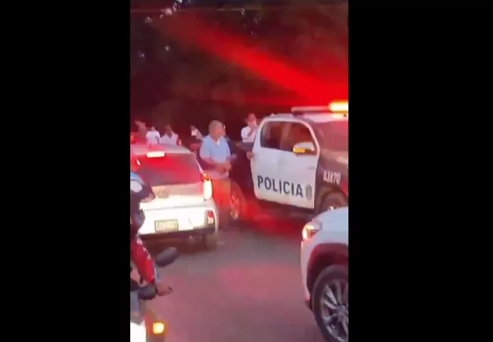 Fueron retenidos, tanto el estadounidense que amenazó con el arma, como los manifestantes involucrados.