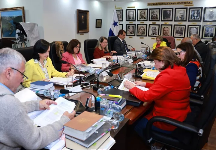 La sesión permanente fue reanudada a las 10:00 a.m.