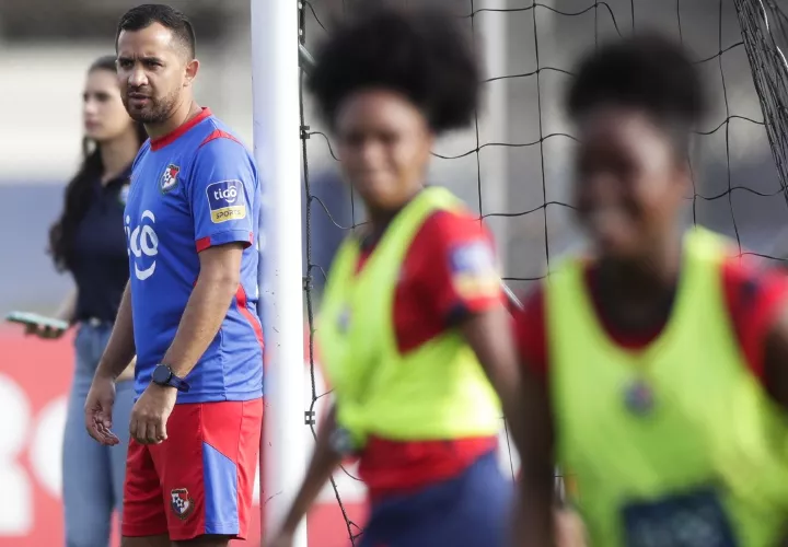 El técnico 'Nacho' Quintana dirige un entrenamiento de la selección mayor femenina. Foto: EFE