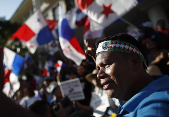 Personas celebran hoy tras conocer la decisión de la Corte suprema de Justicia de Panamá, en Ciudad de Panamá (Panamá). EFE