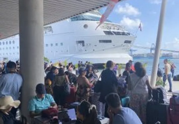  Crucero Rhapsody of The Seas llega al puerto Colón 2000.