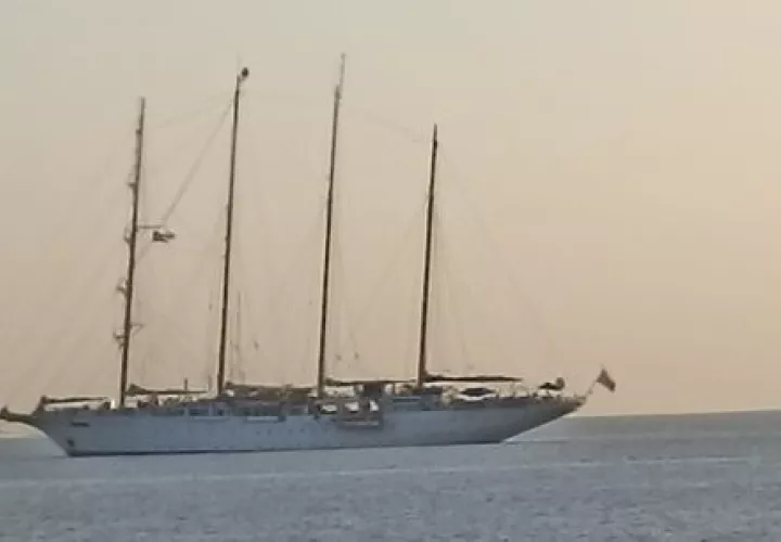 Crucero de velero atracó en isla Flamenco.