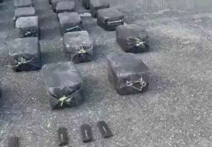 Además de la droga, también  se detuvo a dos ciudadanos de nacionalidad colombiana, y se decomisaron dos fusiles con municiones.