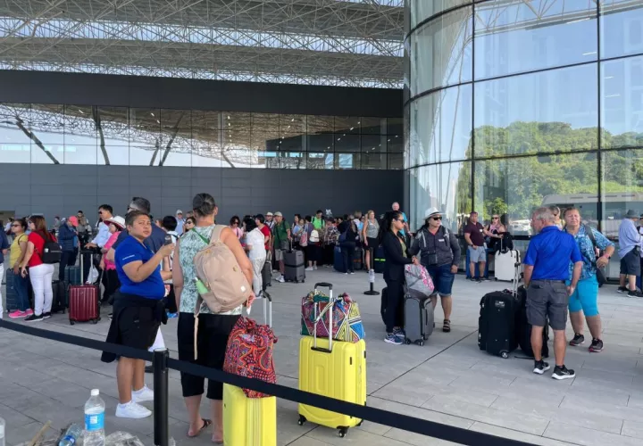 Viajeros de dos cruceros llegan al puerto de Amador.