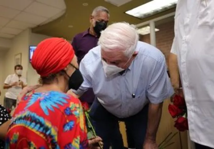 Gesto de cariño de parte de Martinelli a una de las pacientes.