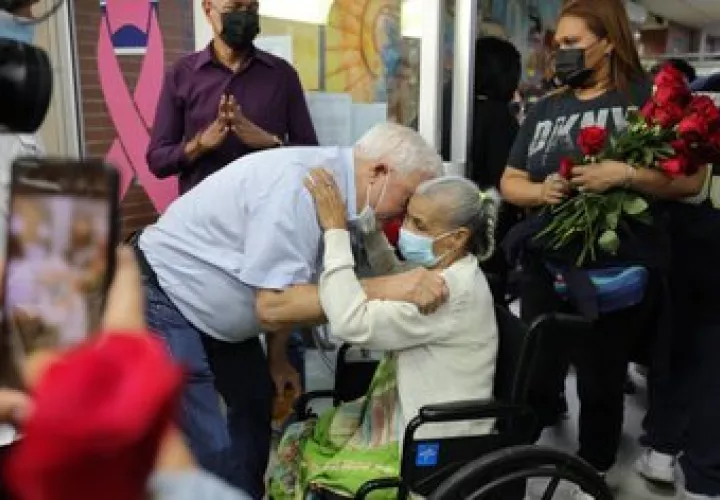 Martinelli y Mulino entregan rosas a las madres del ION.