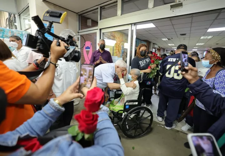 El expresidente Ricardo Martinelli visita el Oncológico 