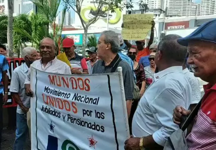 Integrantes del movimiento Mundos concentrados en el MEF.