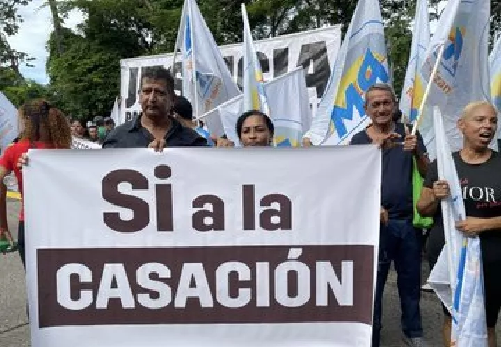 Miembros del partido acudieron a la primera vigilia.