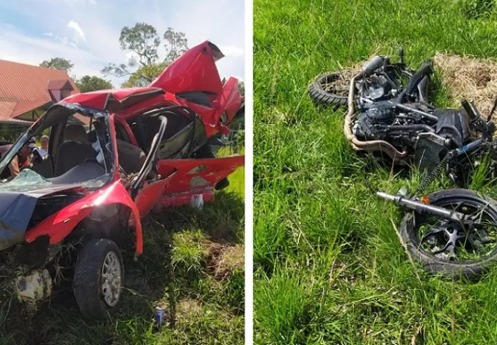 Vista general de cómo quedó el sedán y la motocicleta.