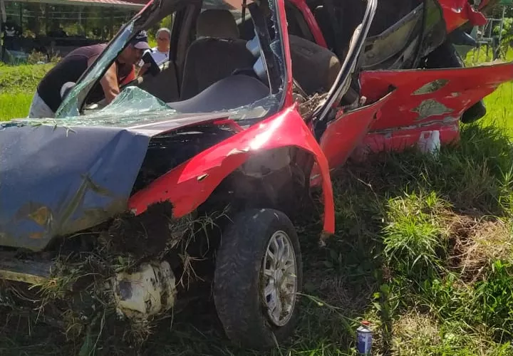 EL sedán terminó destrozado.