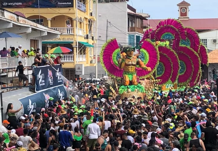  Calle Abajo mostró un carro alegórico inspirado en la cultura indígena.