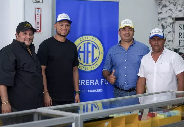 Rolando Blackburn (c) junto a directivos del club herrerano. Foto: EFE
