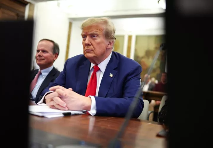 El ex presidente estadounidense Donald J. Trump (d) y el abogado Christopher Kise (i), se sienta en el tribunal durante los argumentos finales en el juicio por fraude civil de la Organización Trump en Nueva York. EFE