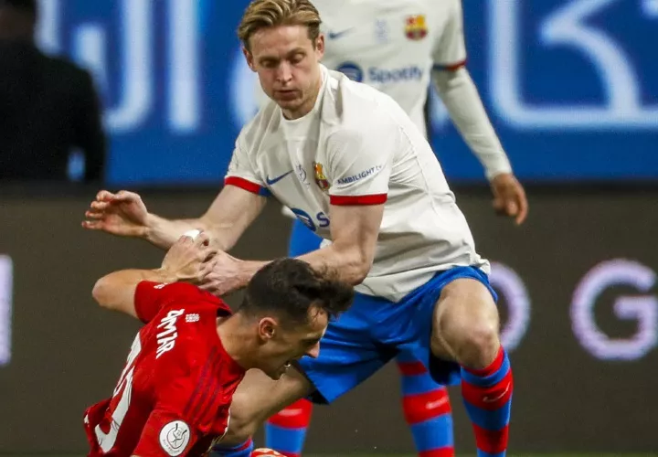 El centrocampista de Osasuna Aimar Oroz (i) pelea un balón con Frenkie de Jong, del Barcelona. Foto: EFE
