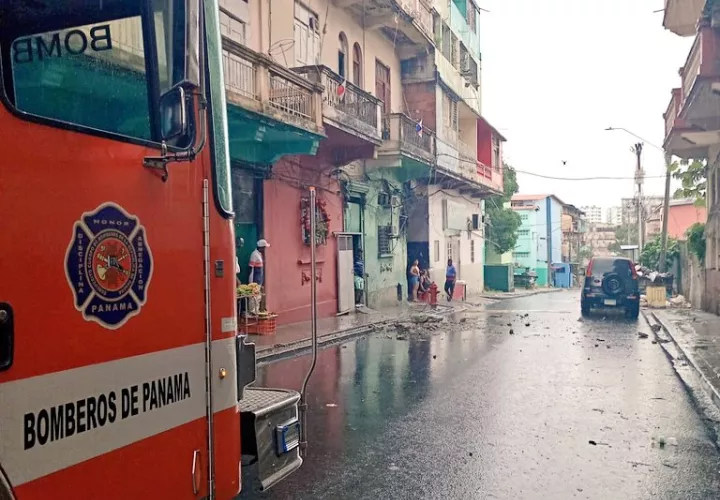 Parte del balcón del tercer piso se desplomó.