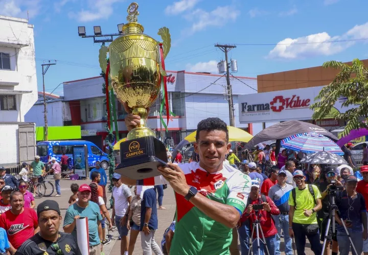 El panameño Franklin Archibold, del equipo Panamá es Cultura y Valores, levanta el trofeo de campeón de la Vuelta a Chiriquí. Foto: Fepaci