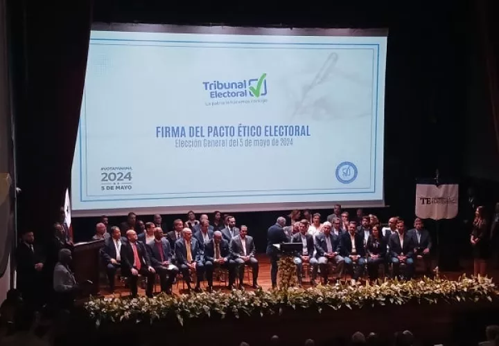 Los integrantes de las nóminas presidenciales firmaron el pacto ético en el auditorio del Tribunal Electoral. Foto: Luis Ávila