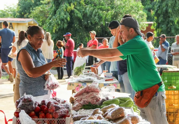En las agro ferias pequeños productores y emprendedores vendieron sus productos directamente a los consumidores.